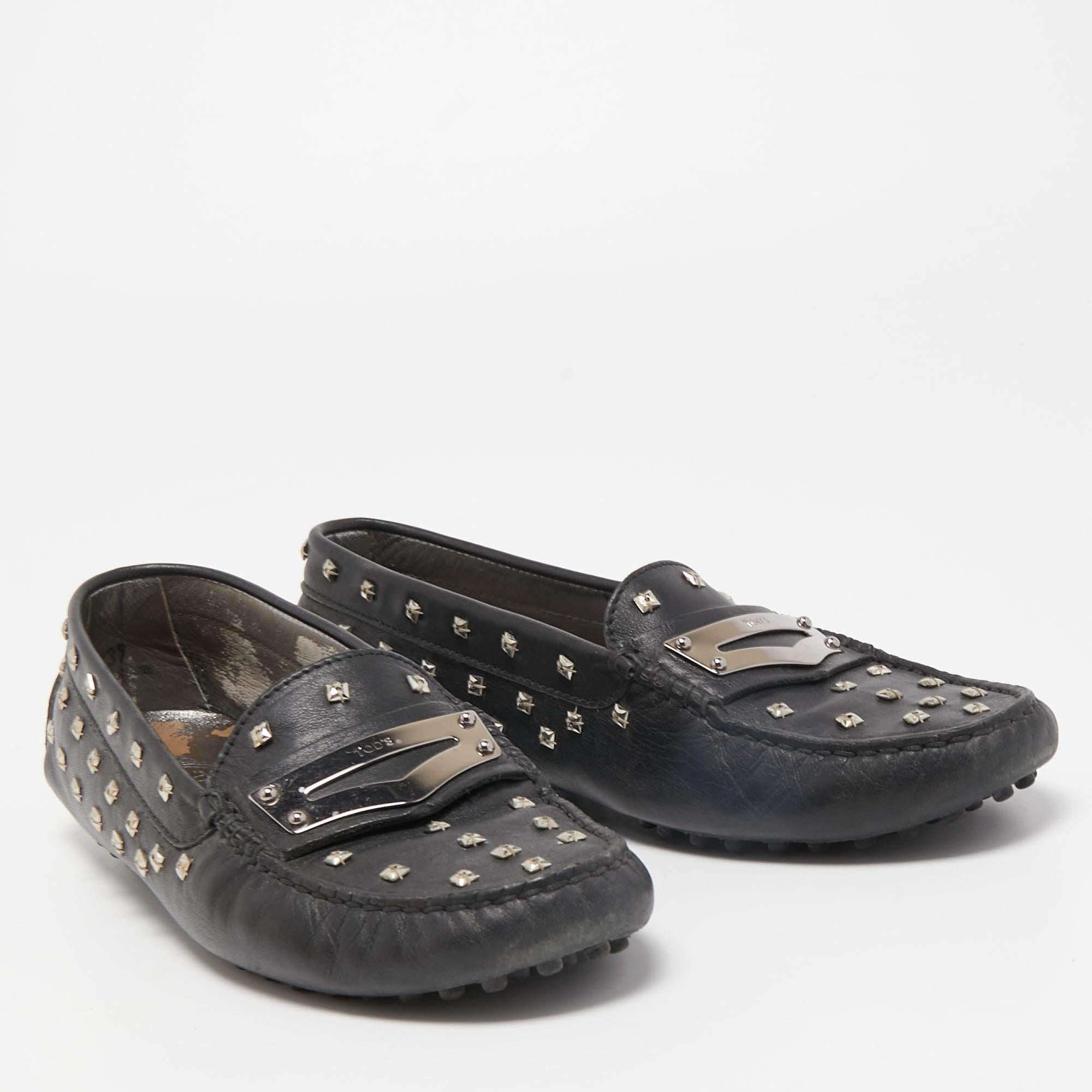 Mocassini Tod's in pelle nera impreziositi da cristalli taglia 37 In condizioni discrete in vendita a Dubai, Al Qouz 2