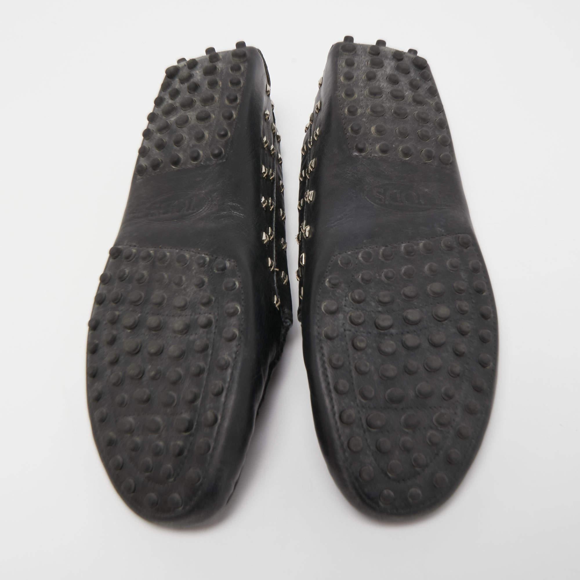 Mocassini Tod's in pelle nera impreziositi da cristalli taglia 37 in vendita 1