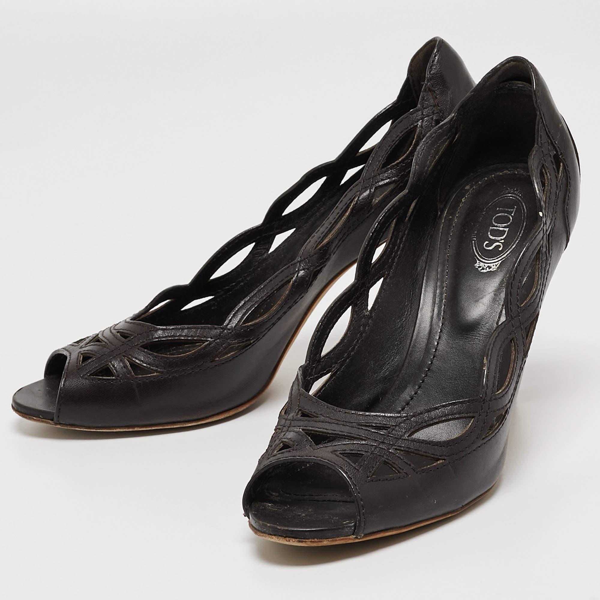 Discover the epitome of elegance with these Tods womens pumps. Meticulously designed these heels seamlessly marry fashion and comfort ensuring you shine in every setting.