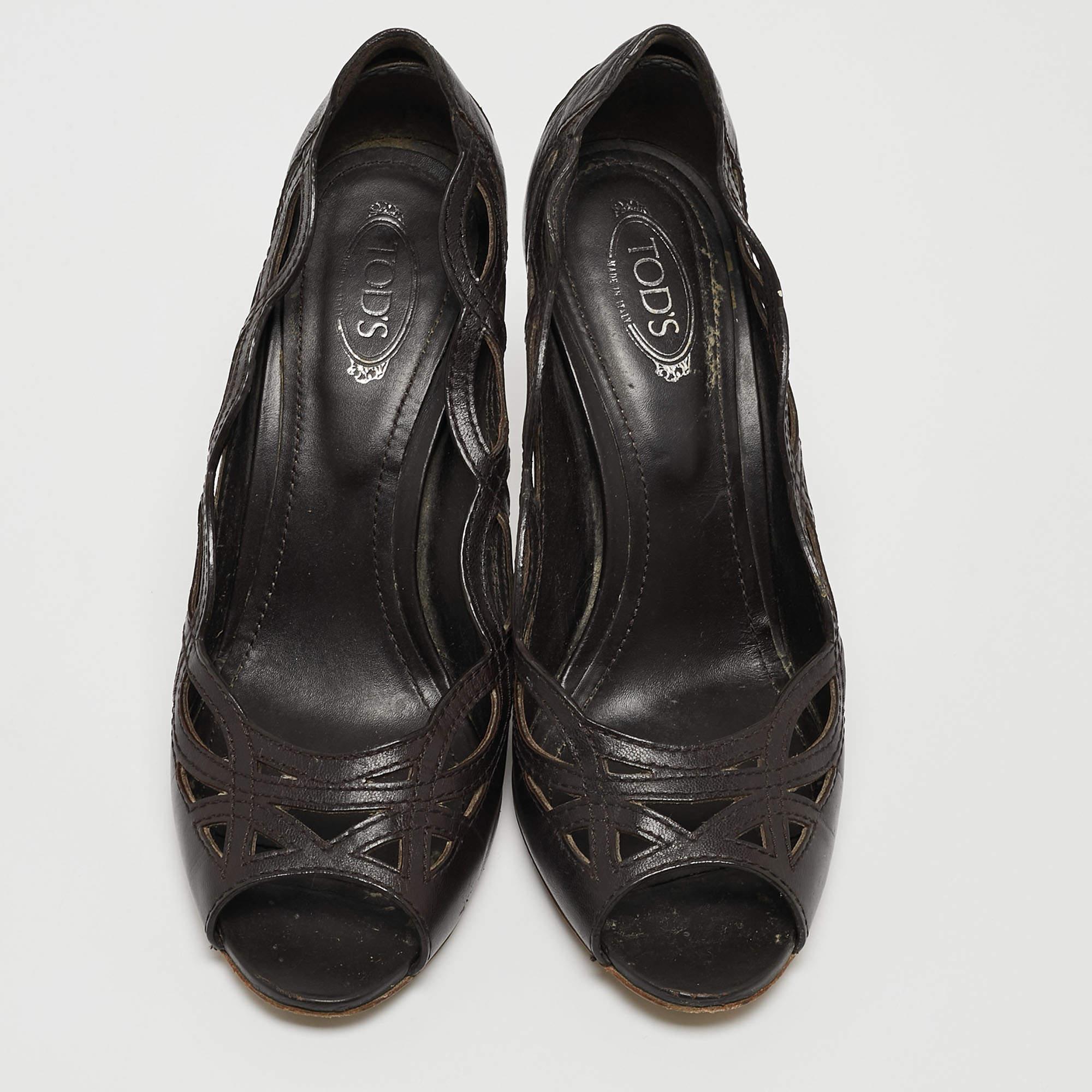 Tod's Black Leather Cut Out Pointed Toe Pumps Size 36 In Good Condition For Sale In Dubai, Al Qouz 2
