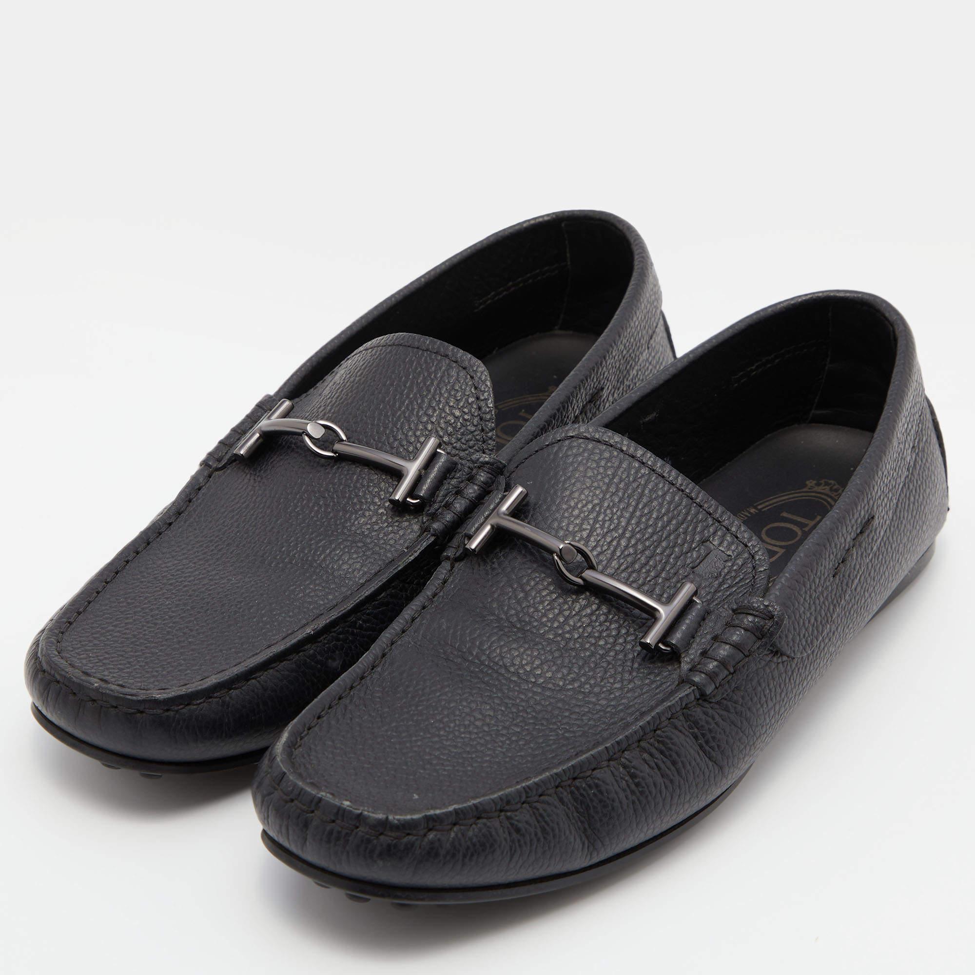 Le charme de ces mocassins réside dans leur confort et l'accent double T sur le dessus. Fabriqué en cuir noir marine  Ces chaussures signées Tods sont montées sur des semelles en galets et façonnées pour couvrir vos pieds avec une aisance luxueuse.