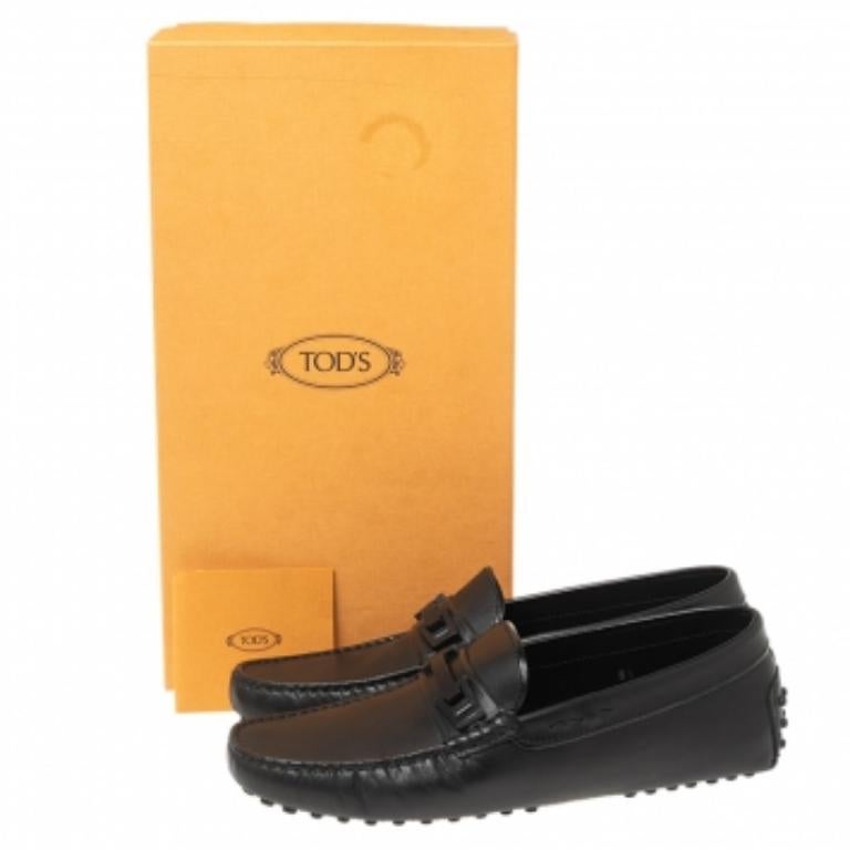 Ces mocassins de Tod's sont une paire que vous aimerez avoir dans votre garde-robe. Confectionnées en cuir noir, elles présentent des orteils ronds et des détails de couture soignés. Elles sont dotées de semelles intérieures confortables doublées de