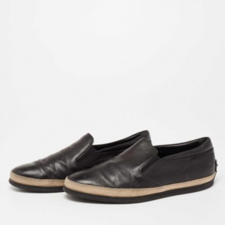 Verlassen Sie das Haus mit selbstbewusstem Schritt und Tod's Magie an Ihren Füßen, indem Sie schwarze Loafers tragen. Sie zeichnen sich durch eine robuste Konstruktion aus und verfügen über Espadrille-Besätze, einen Markenschriftzug an der Ferse und
