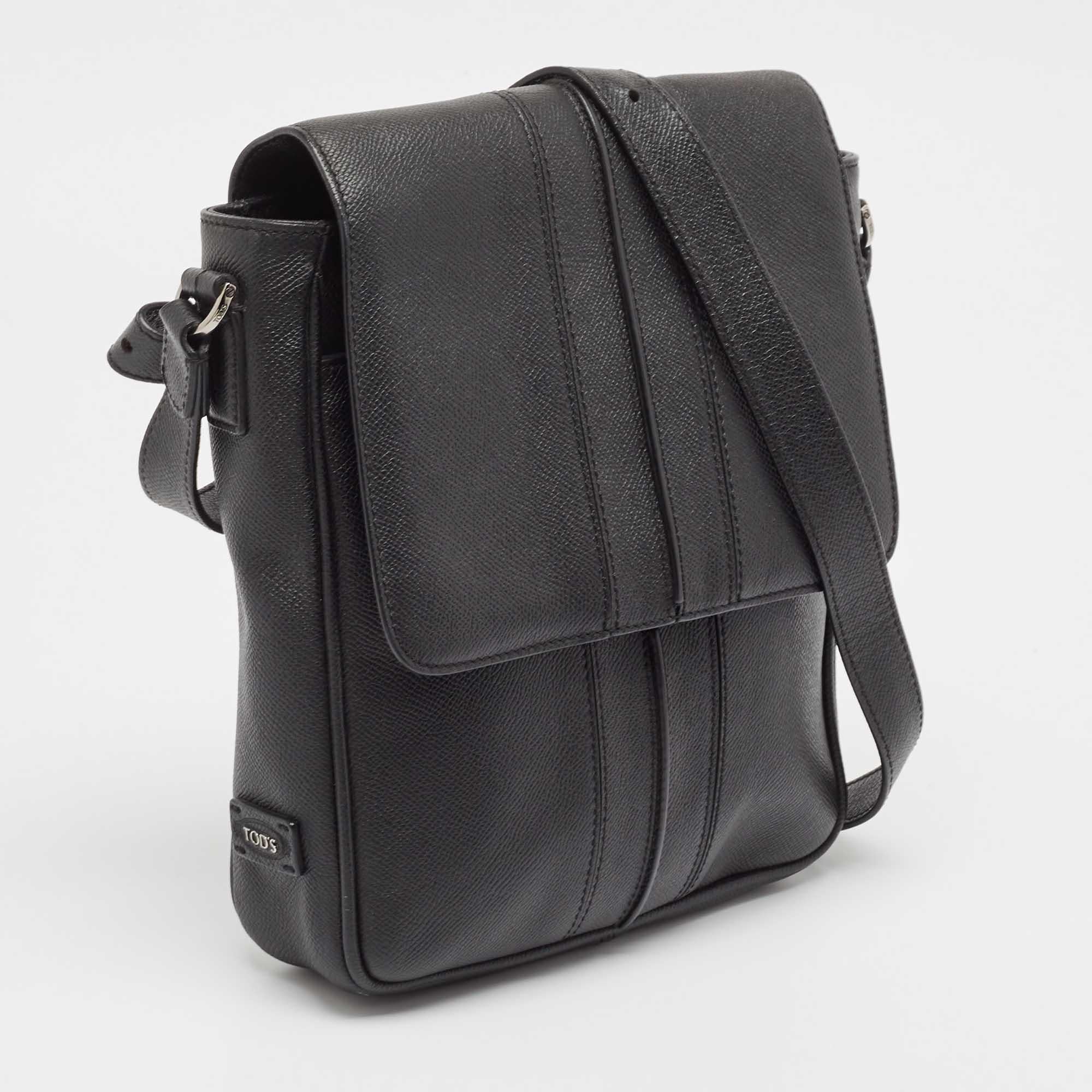 Tod's Bolso Mensajero con Solapa de Piel Negro en Bueno estado para la venta en Dubai, Al Qouz 2