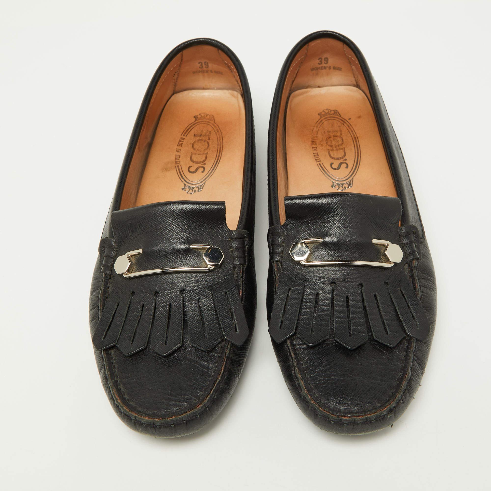 Tod's Black Leather Fringe Detail Slip On Loafers Size 39 In Fair Condition For Sale In Dubai, Al Qouz 2