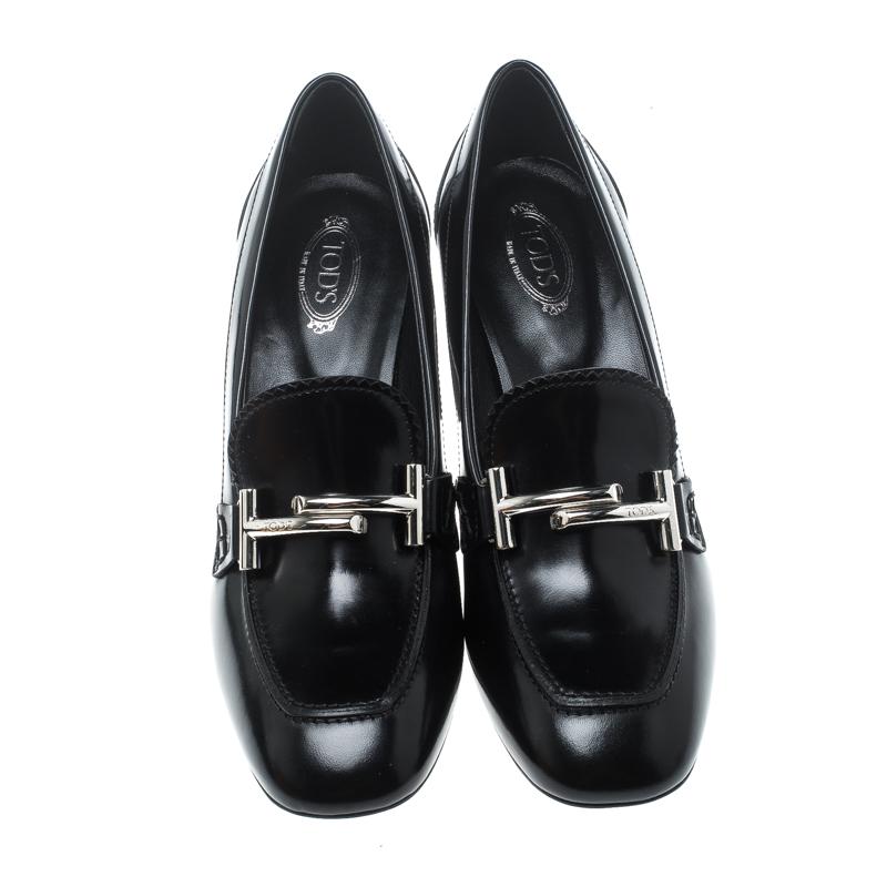 Designed in a very unique and eye-catching style by Tod's, these Gomma Maxi Double T Court loafers are sure to be a conversation starter. Crafted in black leather, these shoes feature silver-tone double T detail on the vamps and block heels. These