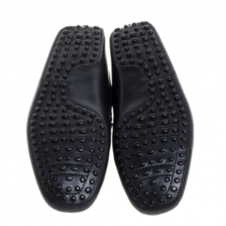 Versatile and super comfortable, these Gommino driving loafers from Tod's do deserve a place in your closet. They are eternal classics and made from leather in a brown hue. These loafers feature tie fastenings, stitching details, and the iconic
