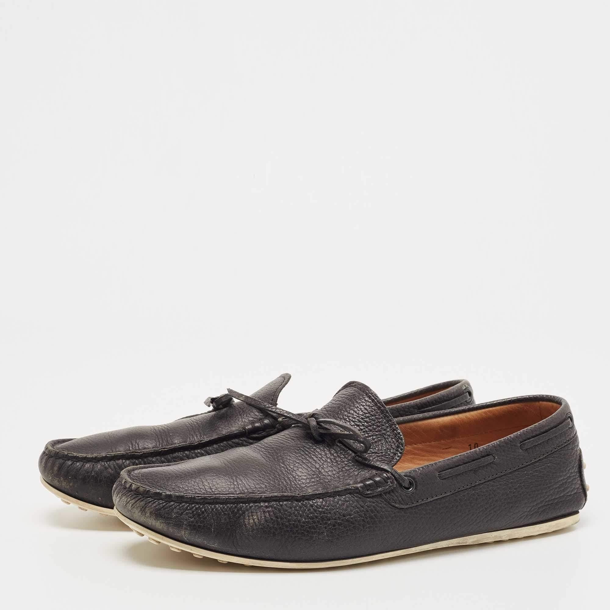 Champion every look with this pair of Gommino loafers from Tods. Meticulously crafted from leather in the shade of black they feature a bow detailing on the vamps leather soles and a slip on fitting.