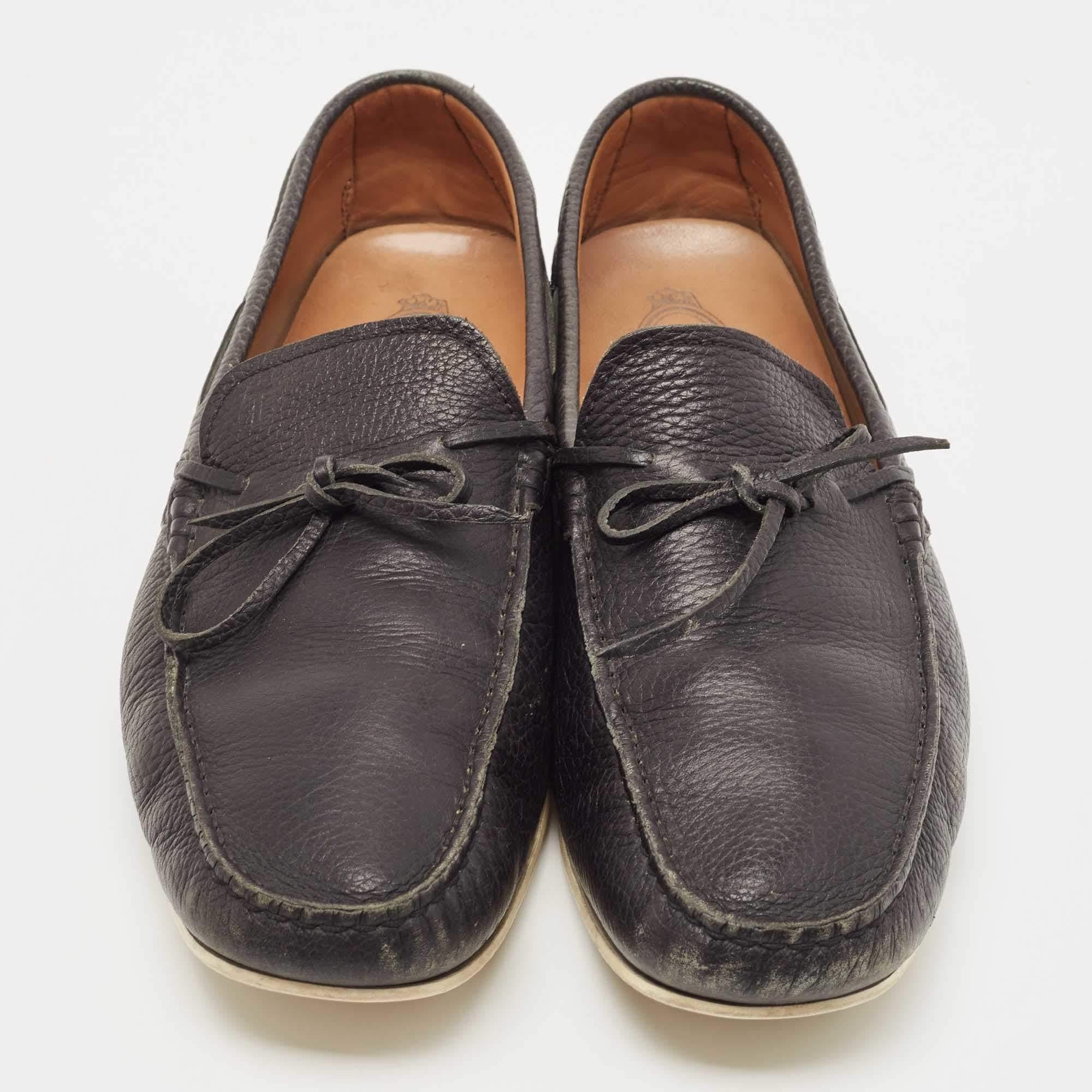 Tod's Black Leather Gommino Loafers Size 44.5 In Fair Condition For Sale In Dubai, Al Qouz 2