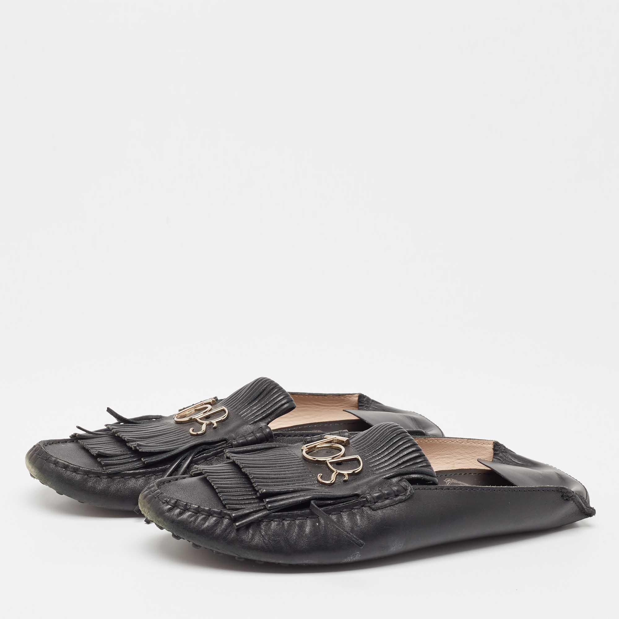 These well crafted Tods mules have got you covered for all day plans. They come in a versatile design and they look great on the feet.
