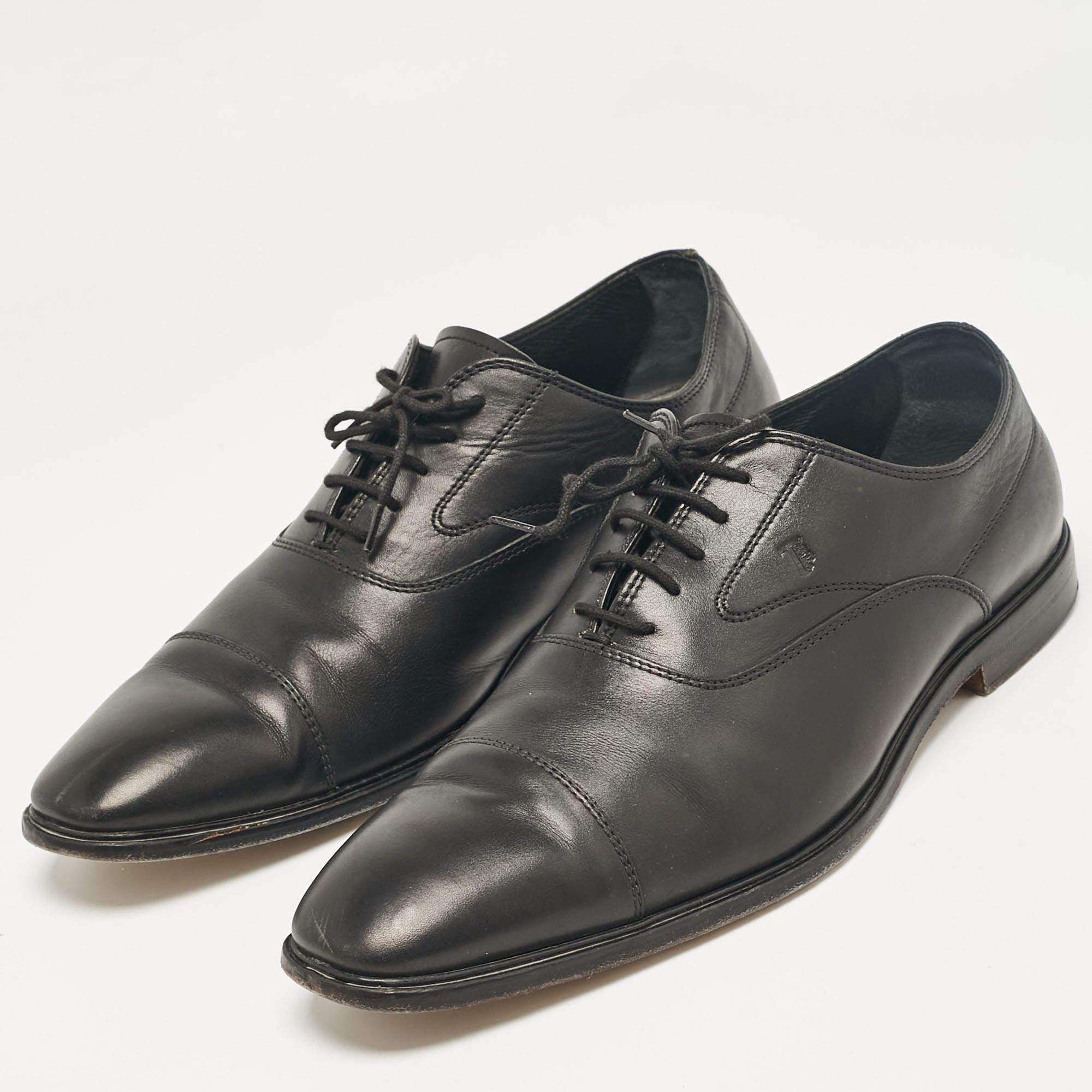 Youll find this pair of Tods oxfords for men an essential addition to your shoe collection. Crafted immaculately the shoes aim to give you a polished look.