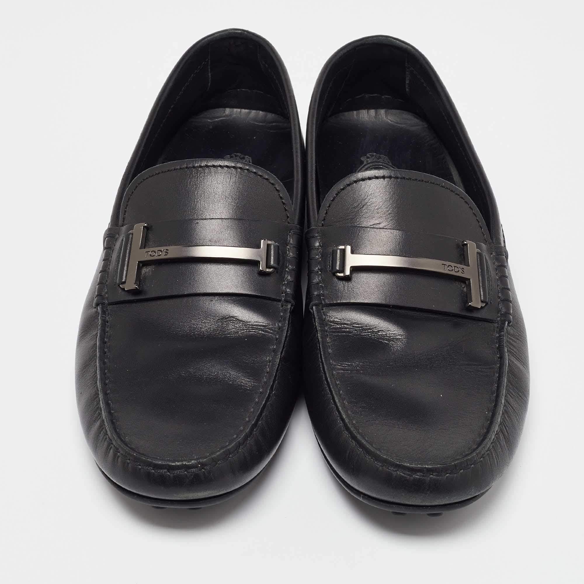Tod's Black Leather Loafers Size 41.5 In Good Condition For Sale In Dubai, Al Qouz 2