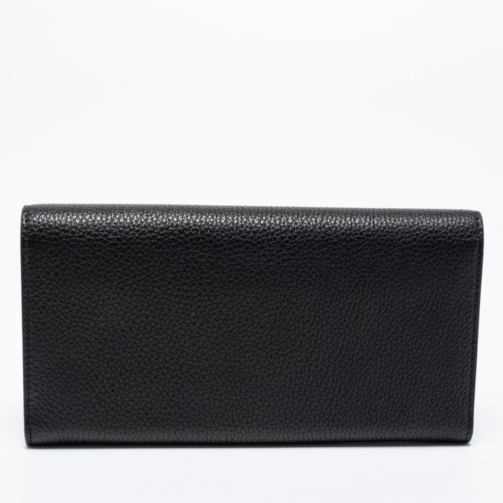An ideal creation, this Tod's wallet is a must-have! It has been styled smartly to arrange your cash or bills, and coins most effortllessly.

Includes: Original Box, Original Dust Cloth, Info Booklet