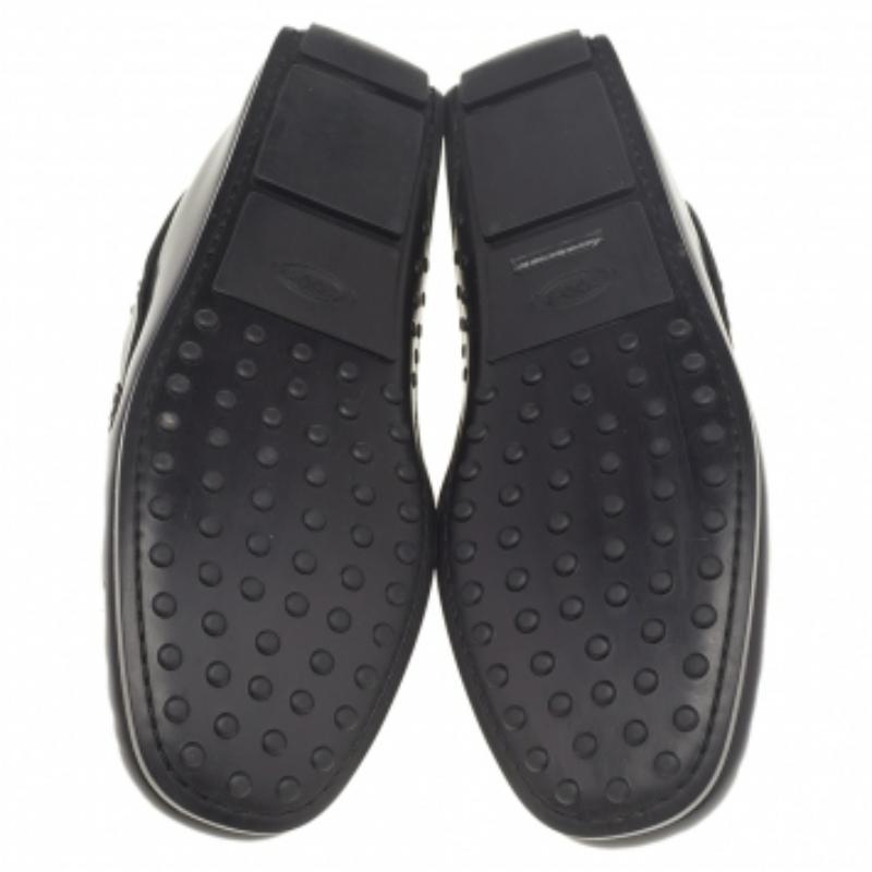 Tod's - Mocassins en cuir noir avec logo Taille 41 Bon état - En vente à Dubai, Al Qouz 2