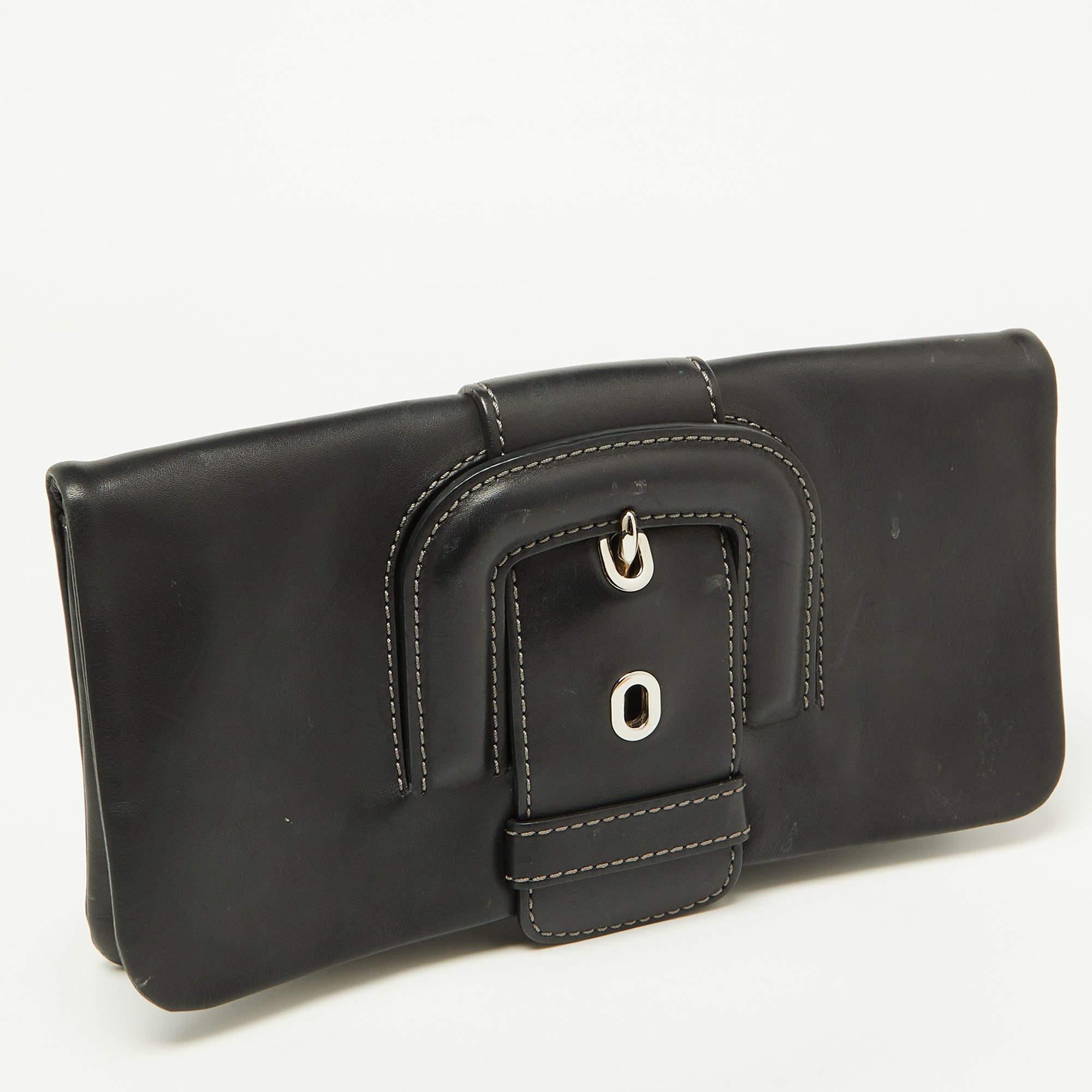 Tod's Black Leather Lucy Flap Clutch In Good Condition For Sale In Dubai, Al Qouz 2