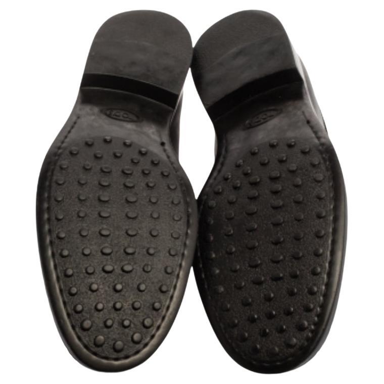 Stylish and super comfortable, this pair of loafers by Tod's will make a great addition to your shoe collection. They have been crafted from quality leather and styled with logo detailing on a metal bar atop the vamps. Leather insoles and rubber