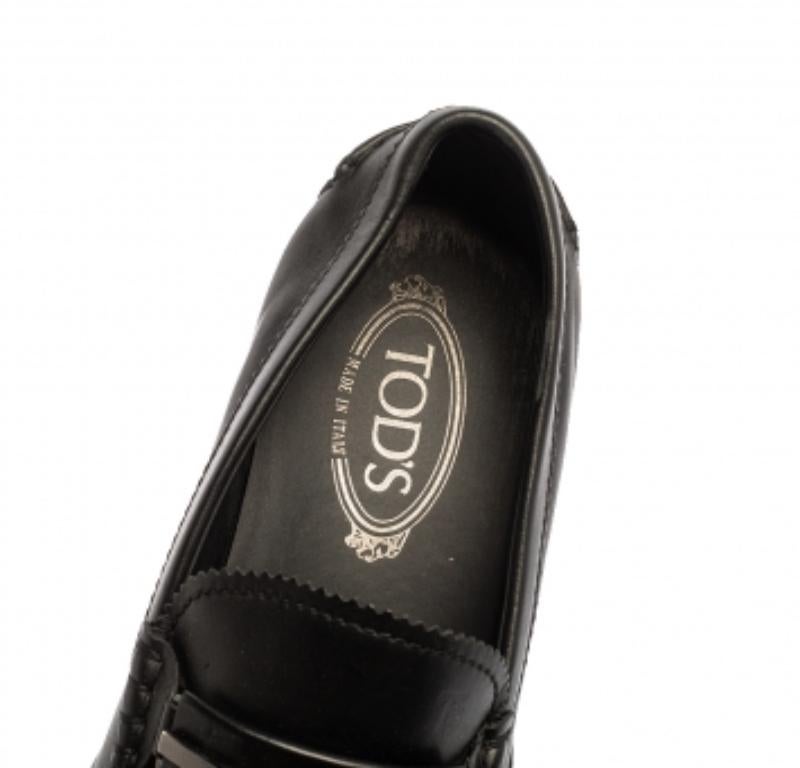 Tod's Black Leather Metal Bar Loafers Size 41.5 In Good Condition For Sale In Dubai, Al Qouz 2