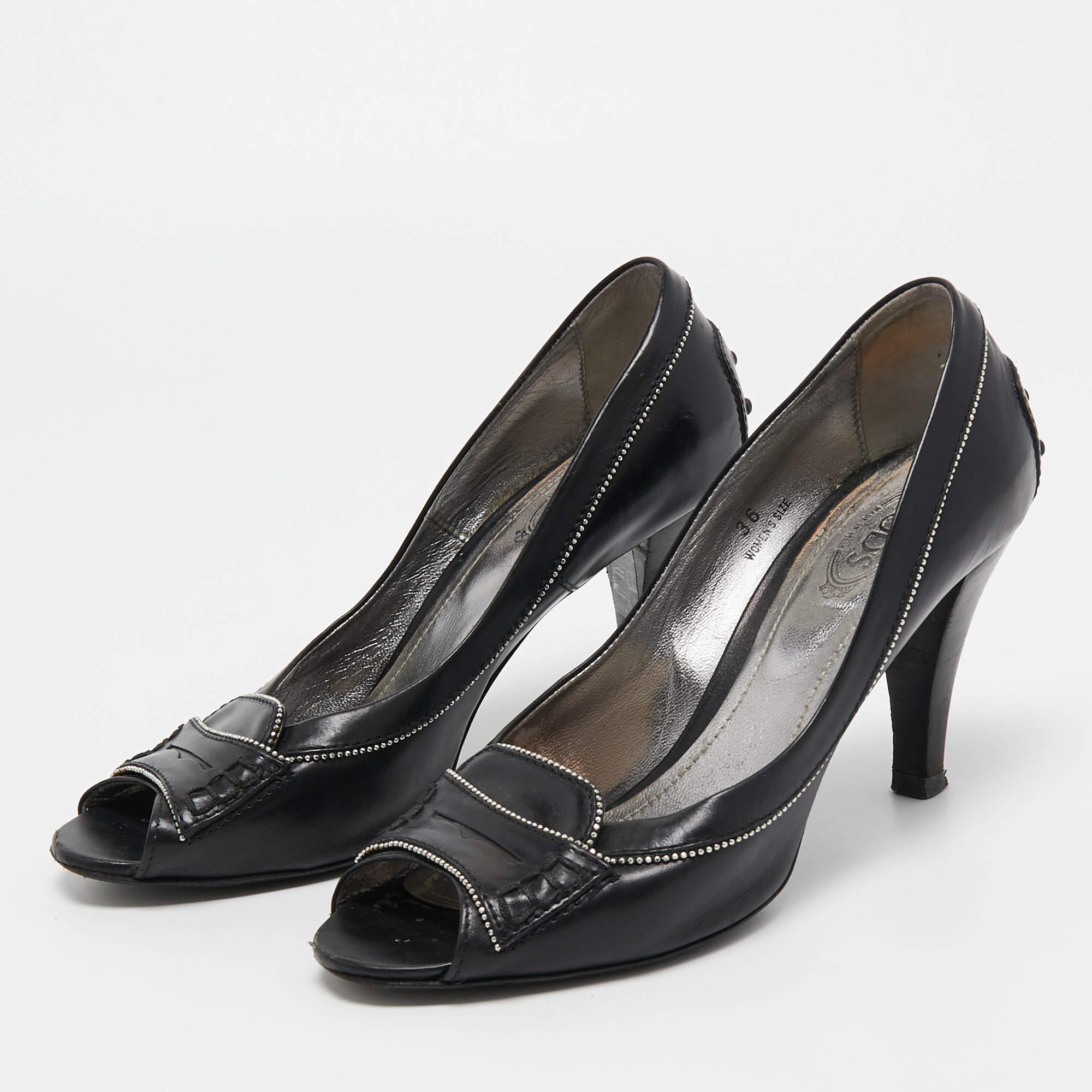 Haz una declaración de estilo chic con estos zapatos de salón de diseño. Presentan tacones robustos y suelas duraderas, ¡perfectos para tus salidas a la moda!