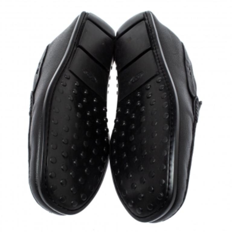 Stylish and super comfortable, this pair of loafers by Tod's will make a great addition to your shoe collection. They have been crafted from high-quality leather and styled with Penny keeper straps. Leather insoles and rubber pebbled outsoles