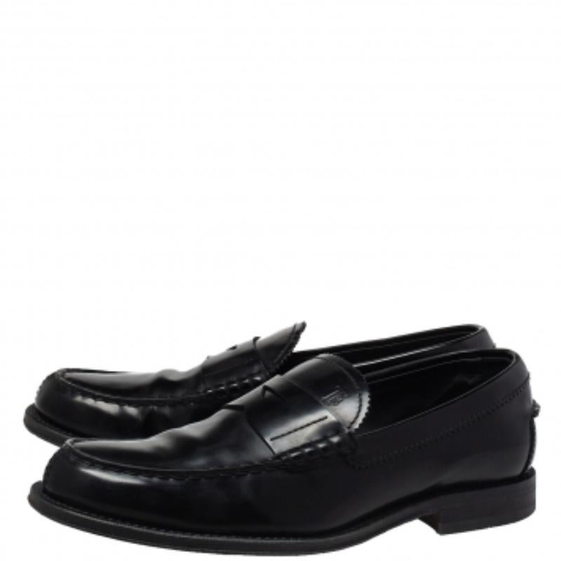 Stylish and super comfortable, this pair of loafers by Tod's will make a great addition to your shoe collection. They have been crafted from leather and styled with Penny keeper straps on the vamps. Leather insoles and durable outsoles beautifully