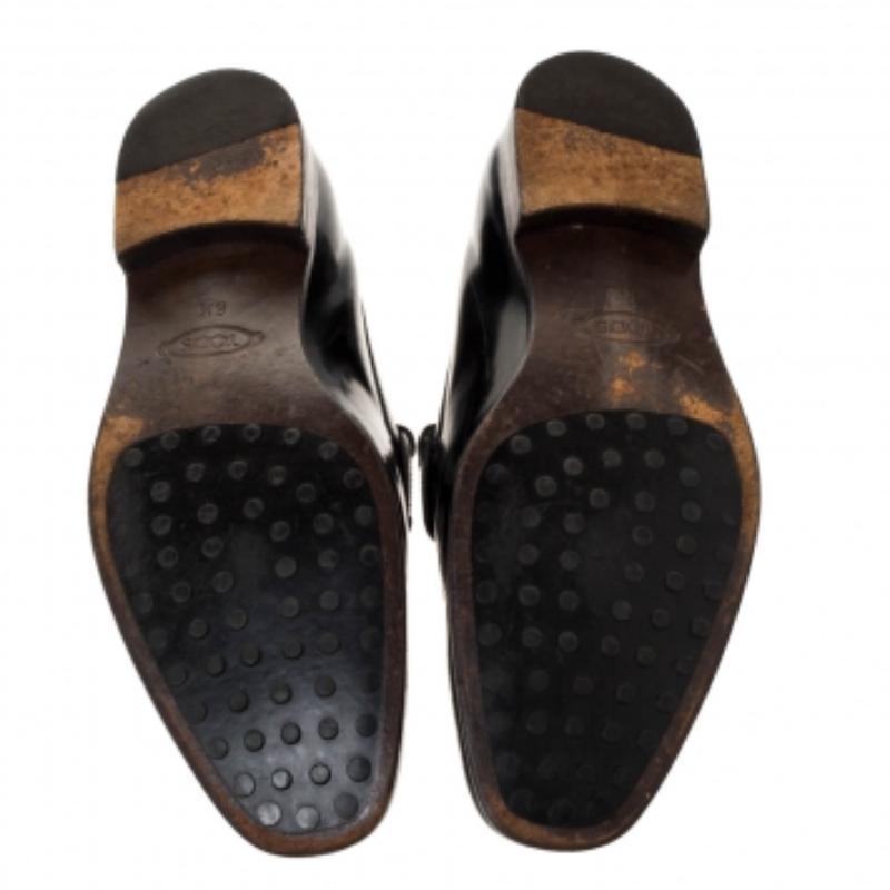 Dieses Paar schwarzer Penny Loafers von Tod's ist ein klassisches Design, das nie aus der Mode kommt und einen Kauf wert ist. Die von geschickten Händen genähten Lederschuhe zeichnen sich durch saubere Nähte, bequeme Innensohlen und robuste