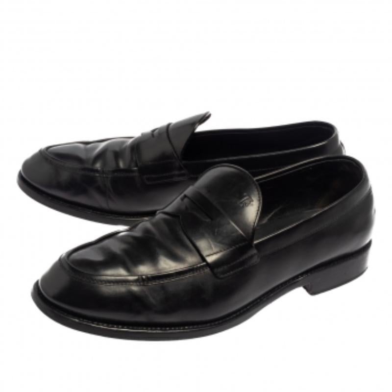 Stylish and super comfortable, this pair of loafers by Tod's will make a great addition to your shoe collection. They have been crafted from leather and styled with Penny keeper straps. Leather insoles and sturdy outsoles smartly complete the black