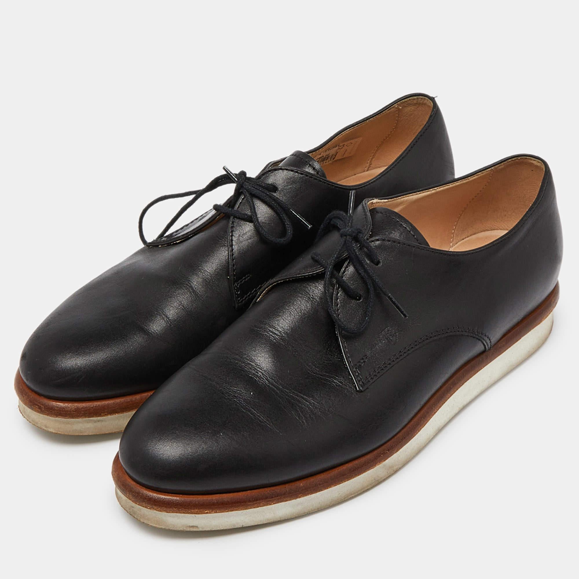 Lend the luxury appeal to your ensemble with these oxfords from Tods. Crafted from black leather and secured with lace ups they are the perfect choice when you want both comfort and style.