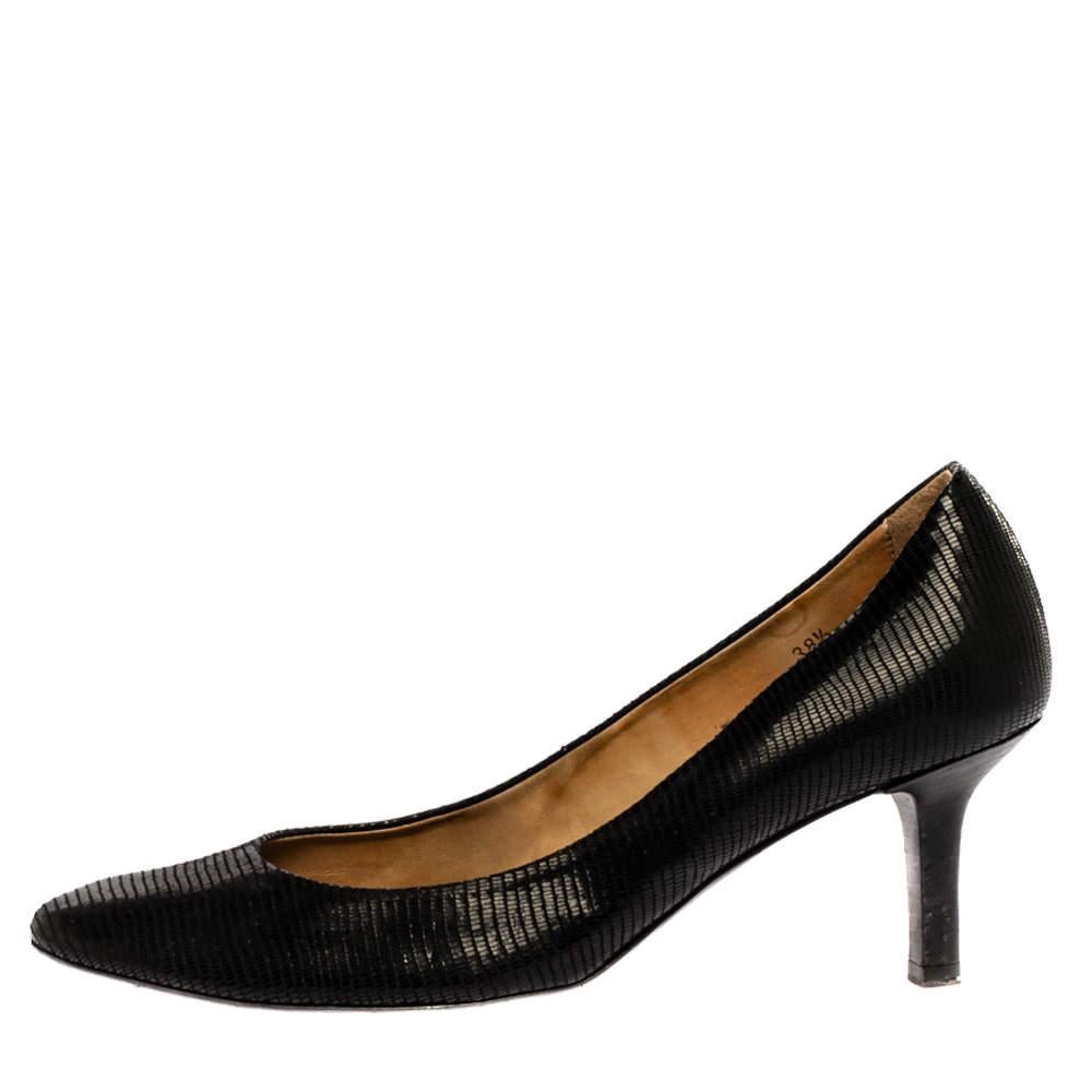 Perfect for formal ensembles as well as casual dresses, these pumps from Tod's will prove to be an amazing addition to your wardrobe. The black pumps are crafted from leather and feature round toes. They come equipped with comfortable leather-lined