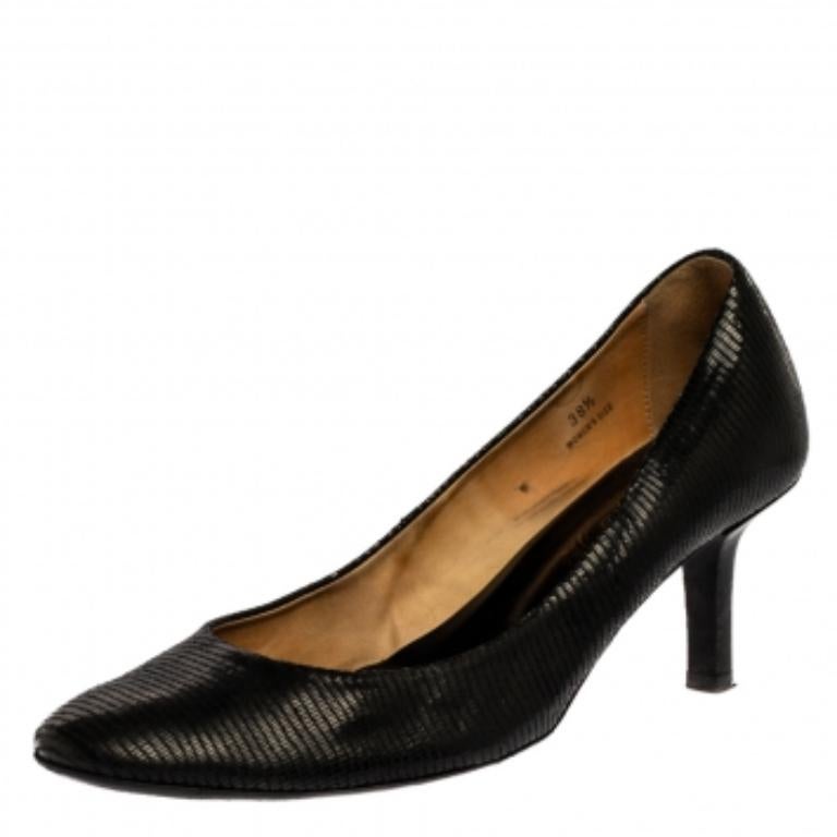 Perfect for formal ensembles as well as casual dresses, these pumps from Tod's will prove to be an amazing addition to your wardrobe. The black pumps are crafted from leather and feature round toes. They come equipped with comfortable leather-lined