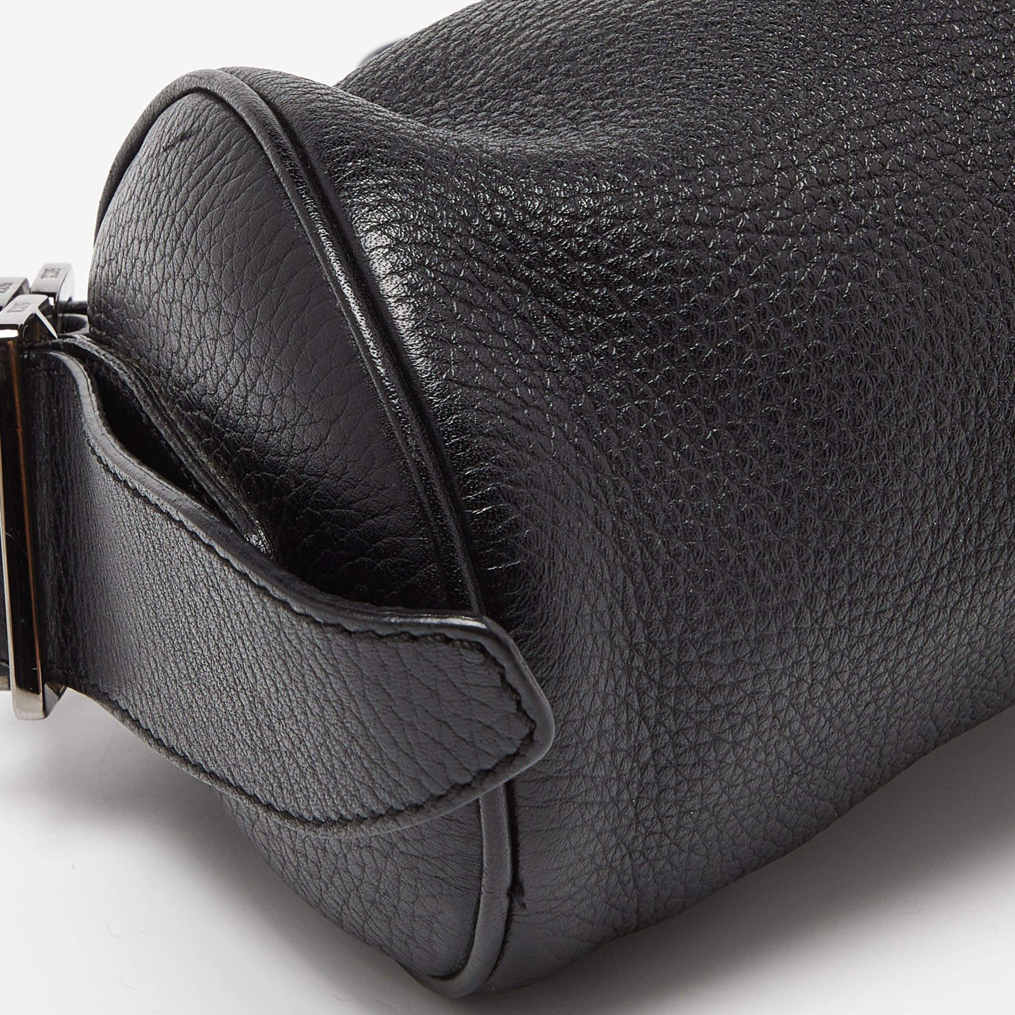 Tod's Black Leather Shoulder Bag For Sale 2