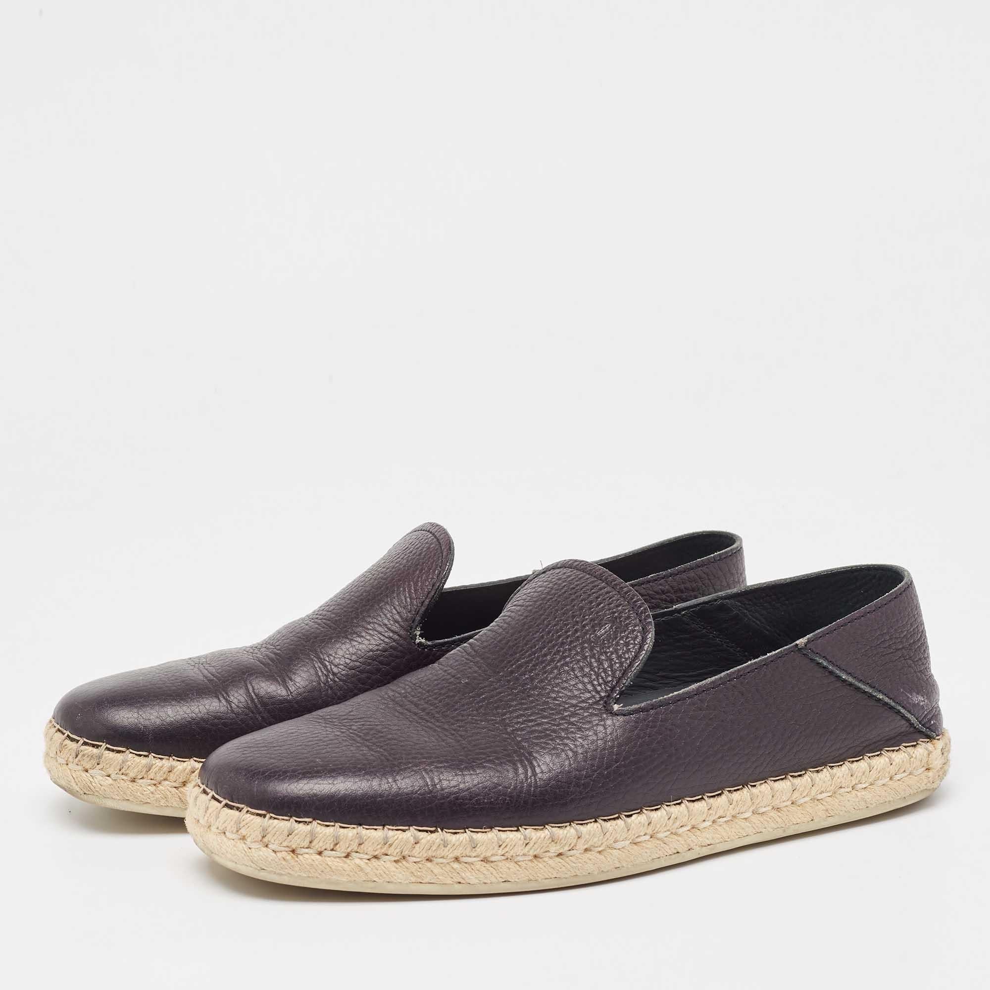 A perfect blend of luxury style and comfort these designer flats are made using quality materials and frame your feet in the most refined way. They can be paired with a host of outfits from your wardrobe.