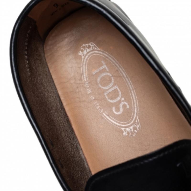 Tod's timeless aesthetic and stellar craftsmanship in shoemaking is evident in these stunning loafers. Crafted from leather in a black shade, these loafers are adorned with straps on the uppers.