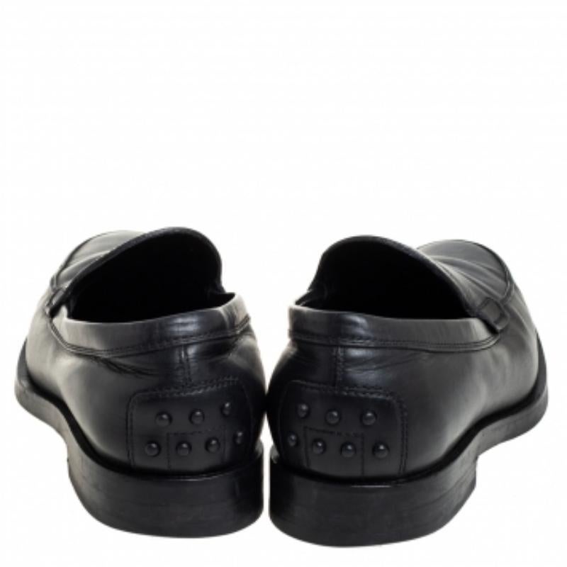 Tod's timeless aesthetic and stellar craftsmanship in shoemaking is evident in these stunning loafers. Crafted from leather in a black shade, these loafers are adorned with penny straps on the uppers and signature rubber pebbling on the soles.