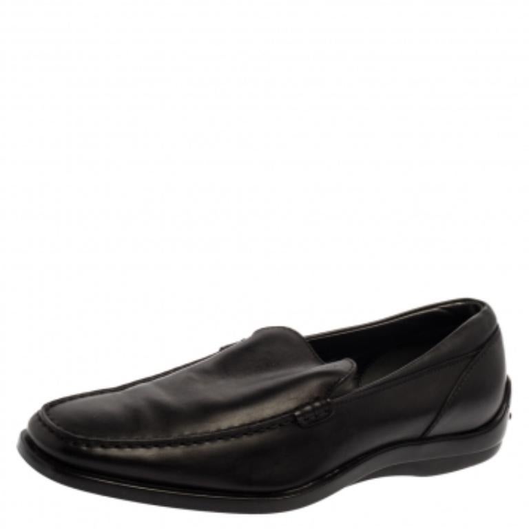 Crafted using durable leather and designed with neat stitching, these Tod's loafers are worth the buy. They are fashionable and comfortable. The black loafers are finished with rubber pebbled soles.