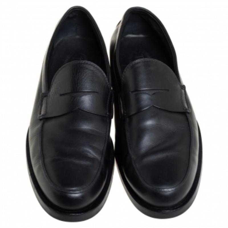 Tod's Black Leather Slip On Loafers Size 41 In Good Condition For Sale In Dubai, Al Qouz 2