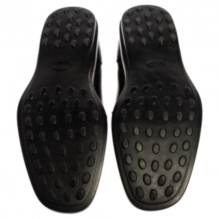 Tod's Black Leather Slip On Loafers Size 41 In Good Condition For Sale In Dubai, Al Qouz 2