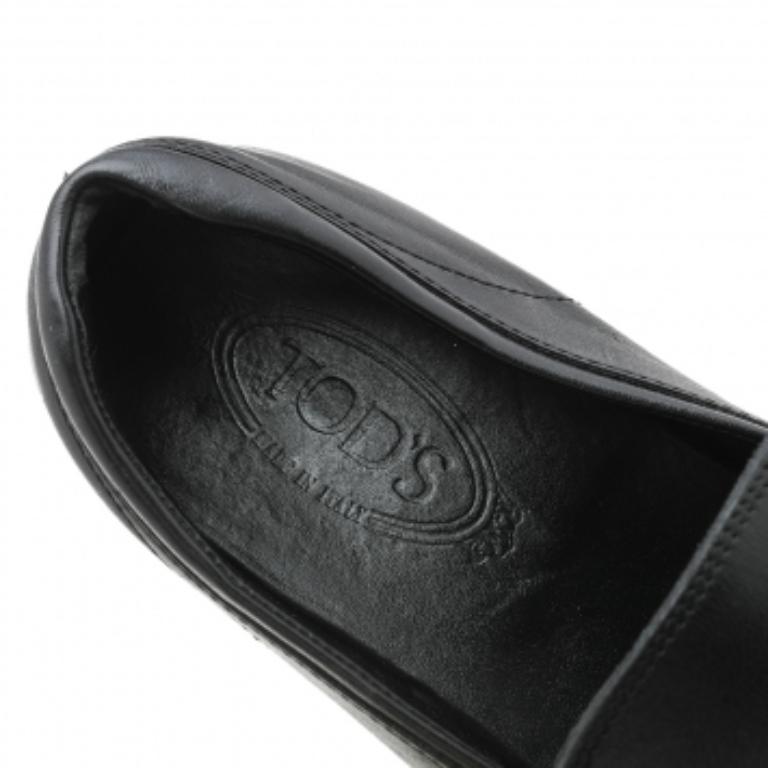 Élégante et super confortable, cette paire de mocassins signée Tod's s'ajoutera à votre collection de chaussures. Elles ont été confectionnées en cuir et sont dotées d'attaches de type 
