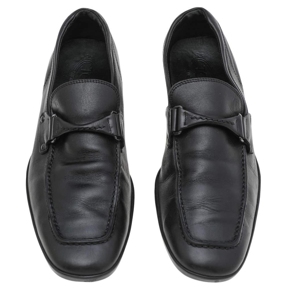 Stylish and super comfortable, this pair of loafers by Tod's will make a great addition to your shoe collection. They have been crafted from leather and styled with penny straps ties. Leather insoles and robust outsoles beautifully complete the