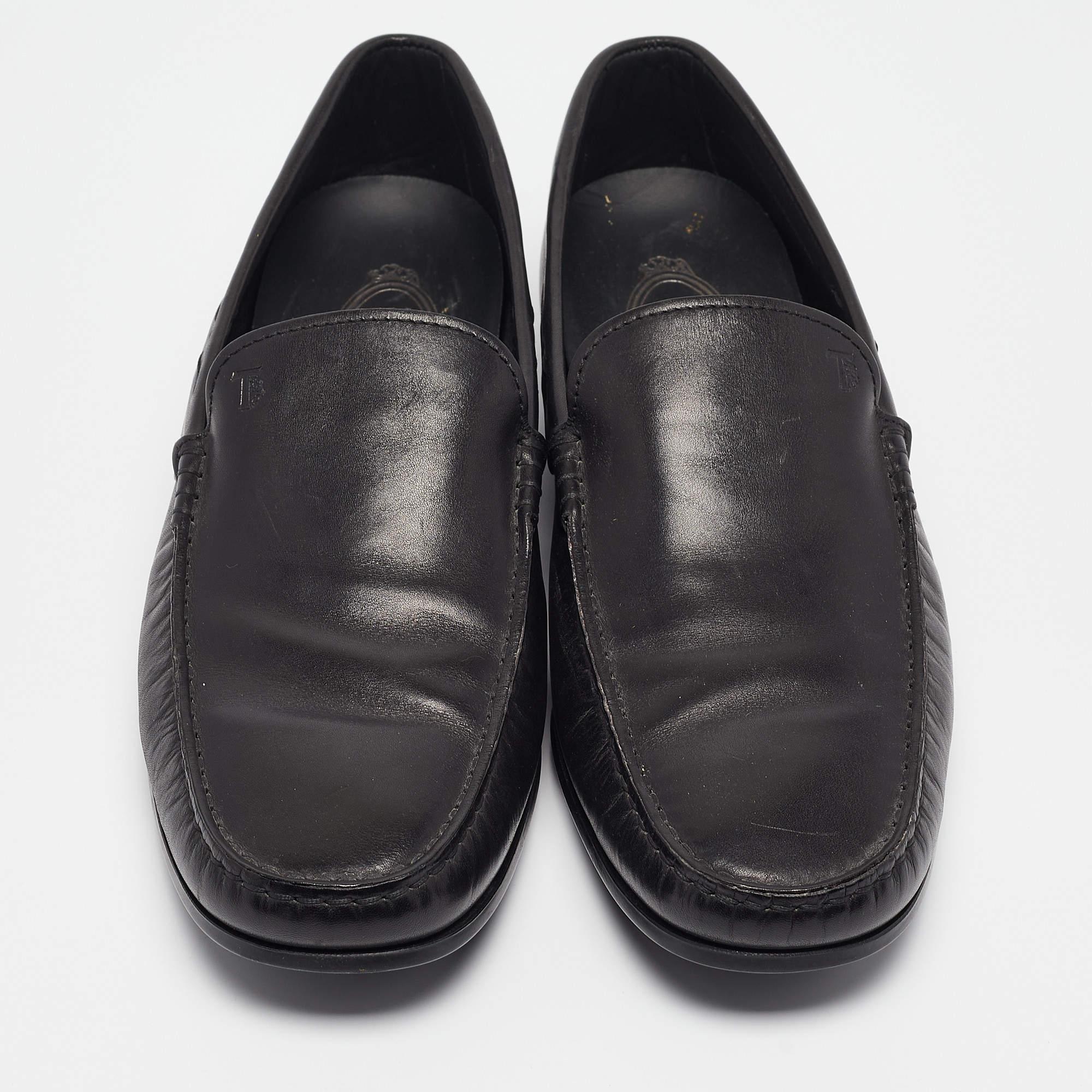 Tod's Black Leather Slip On Loafers Size 42.5 In Good Condition For Sale In Dubai, Al Qouz 2