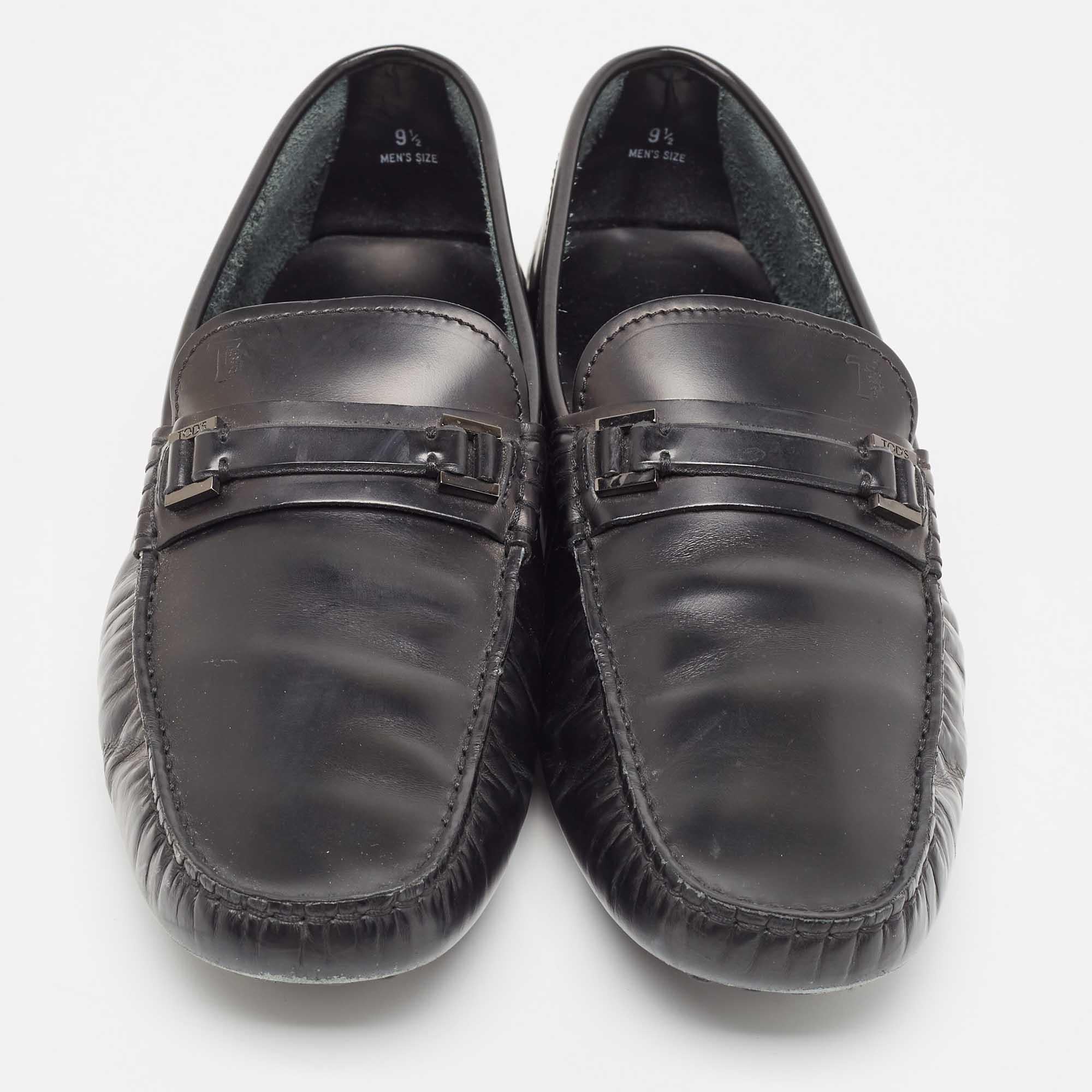Tod's Black Leather Slip On Loafers Size 44 In Good Condition For Sale In Dubai, Al Qouz 2
