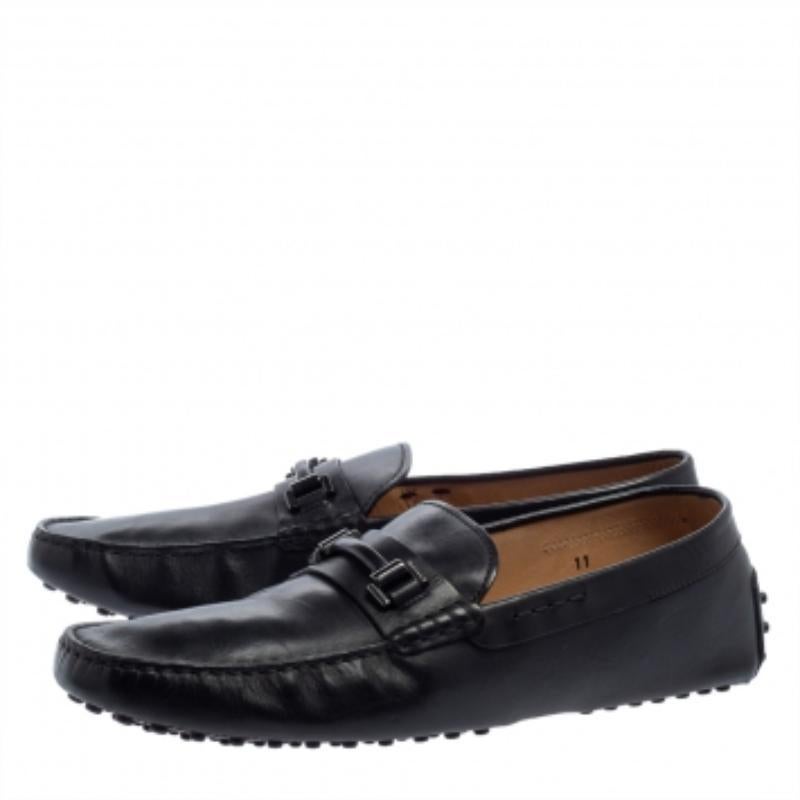 Stylish and super comfortable, this pair of loafers by Tod's will make a great addition to your shoe collection. They have been crafted from black leather and styled with logo detailed accents on the vamps. Leather insoles and durable outsoles