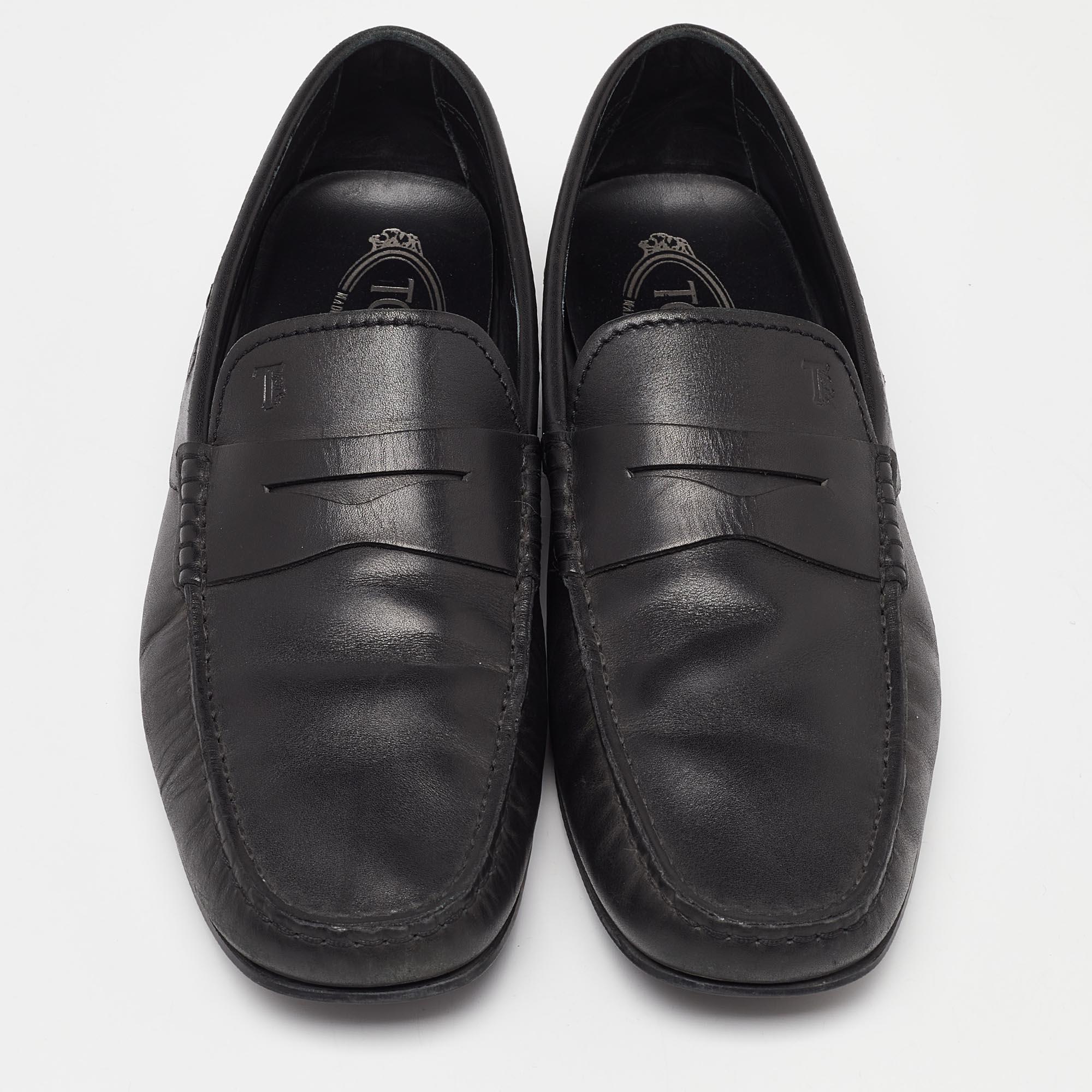 Tod's Black Leather Slip On Penny Loafers Size 41.5 In Excellent Condition For Sale In Dubai, Al Qouz 2