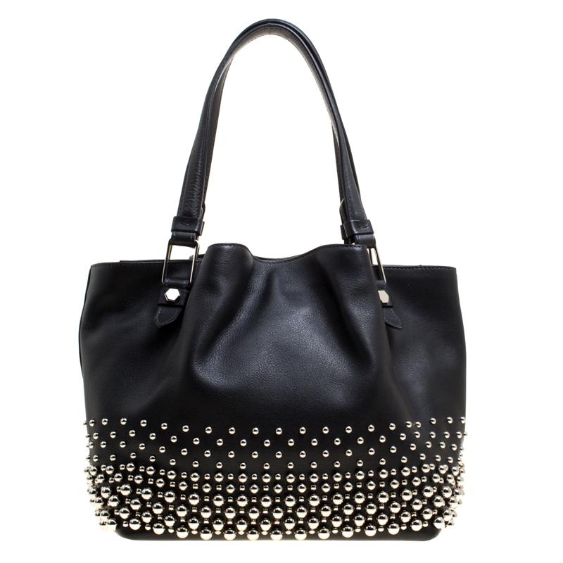 Set in a contemporary design and style, this Shopper tote from Tod's is absolutely mesmerizing. This tote is crafted from leather and features multiple silver tone studs adorning it. The top fastening makes it resemble the shape of a small flower