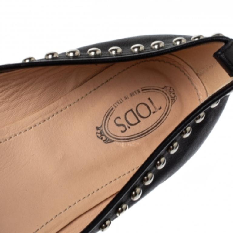 You're all set to frolic in these lovely ballet flats from Tod's. The black flats are crafted from leather and feature an elegant silhouette. They flaunt round toes, stud embellishments, and comfortable leather-lined insoles. Pair them with maxi