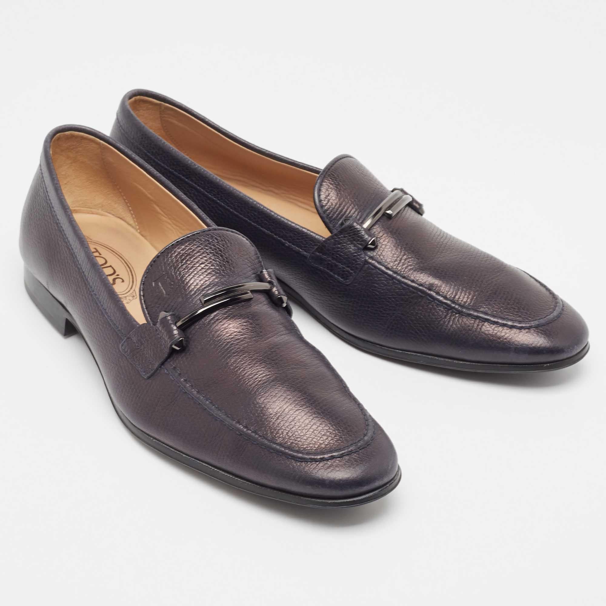 Mocassini Tod's in pelle nera blu navy con doppia fibbia a T Taglia 42 In condizioni buone a Dubai, Al Qouz 2