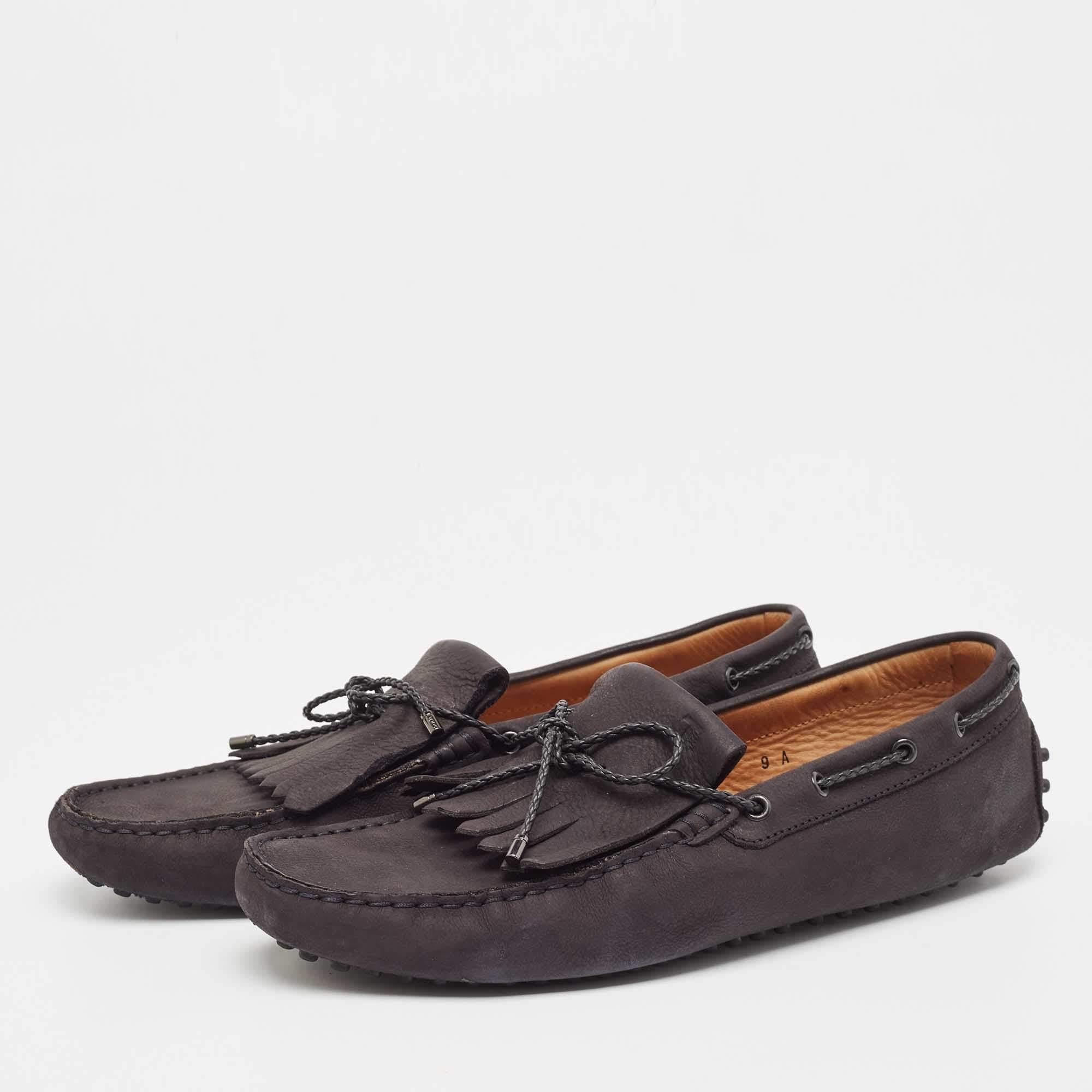 Pour compléter parfaitement vos tenues, nous vous proposons cette paire de mocassins qui ne parlent que de style. Les chaussures ont été fabriquées avec savoir-faire et sont conçues pour être faciles à enfiler. Ils sont le choix idéal pour compléter