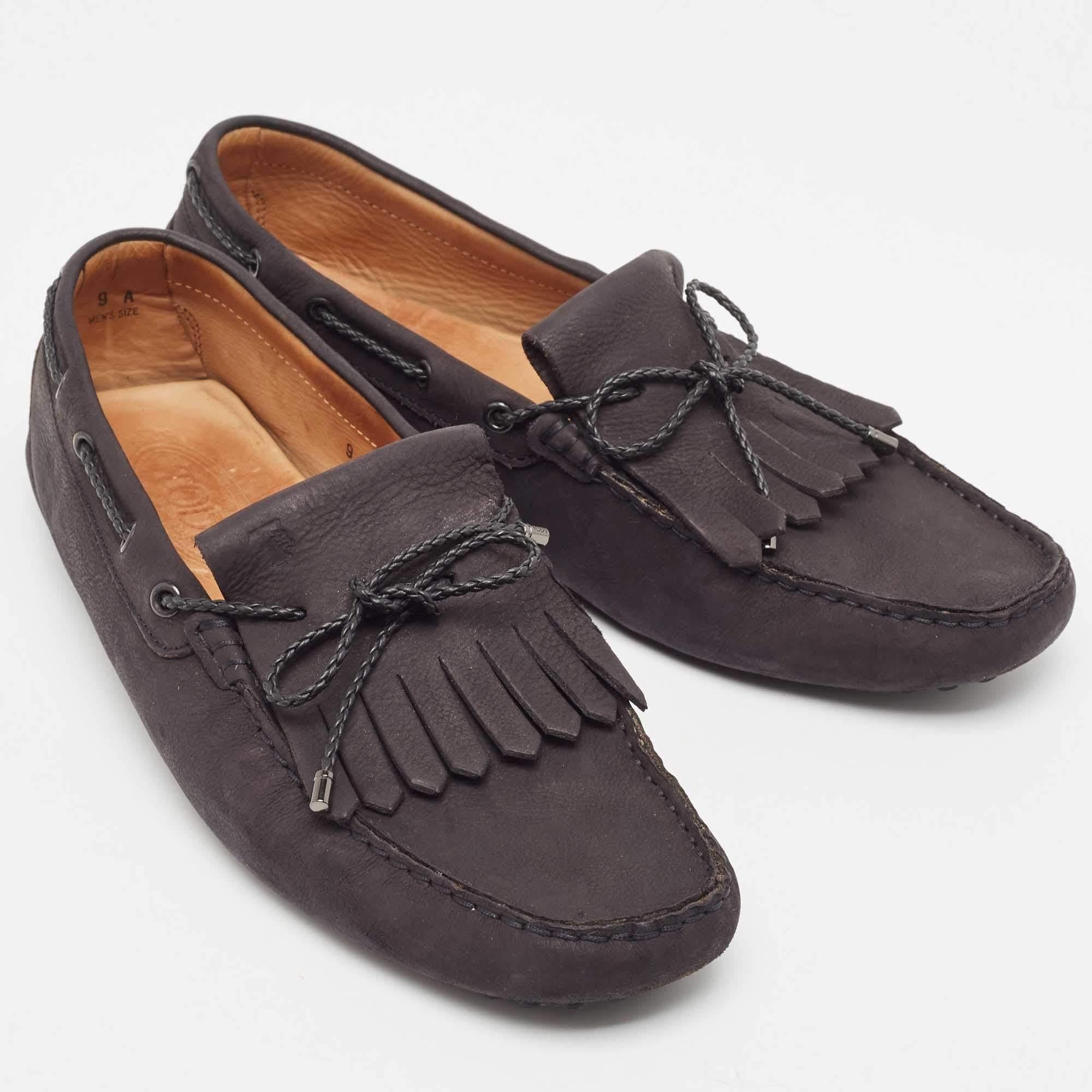 Tod's Gommino Slip On loafers en cuir nubuck noir Taille 43 Bon état - En vente à Dubai, Al Qouz 2