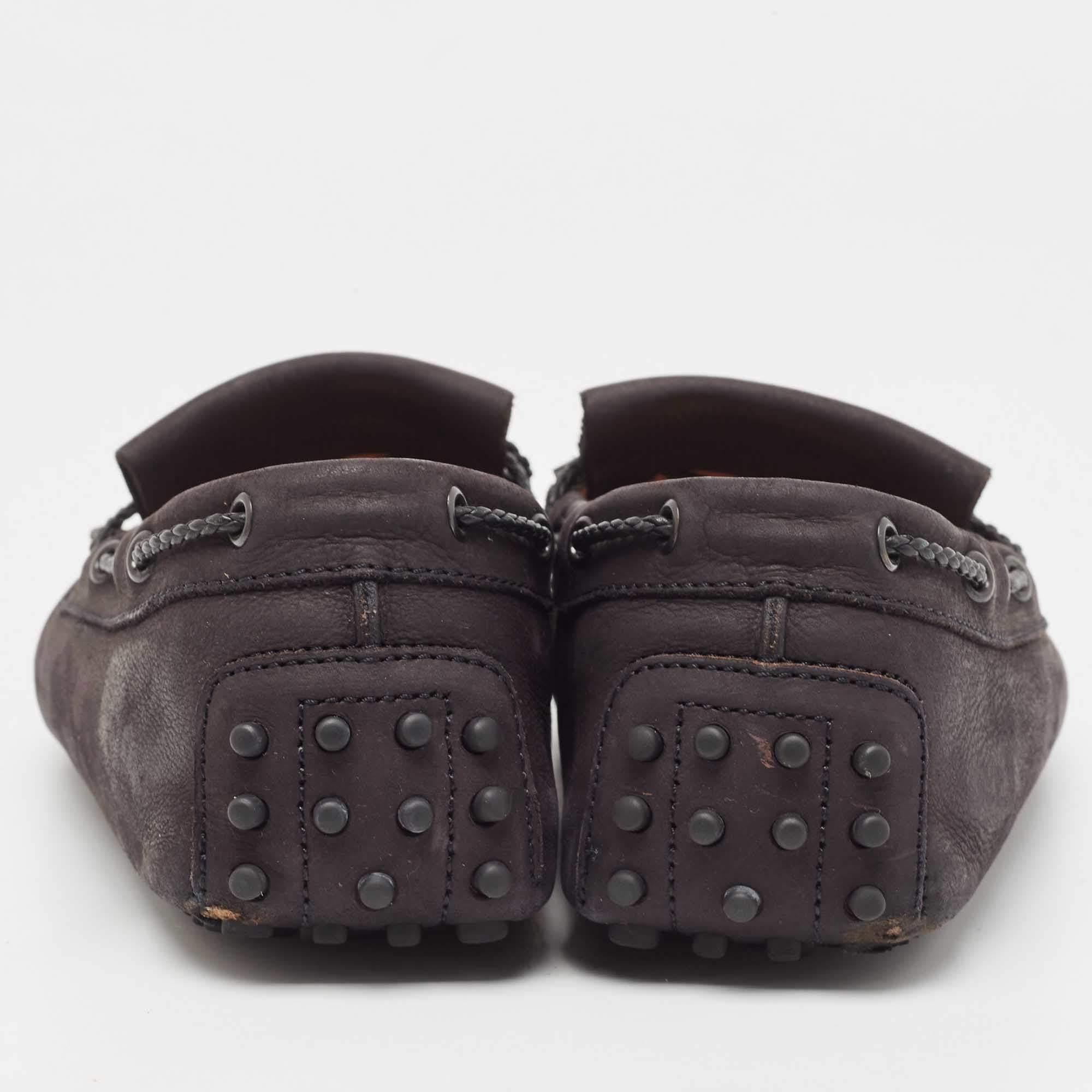 Tod's Gommino Slip On loafers en cuir nubuck noir Taille 43 Pour hommes en vente