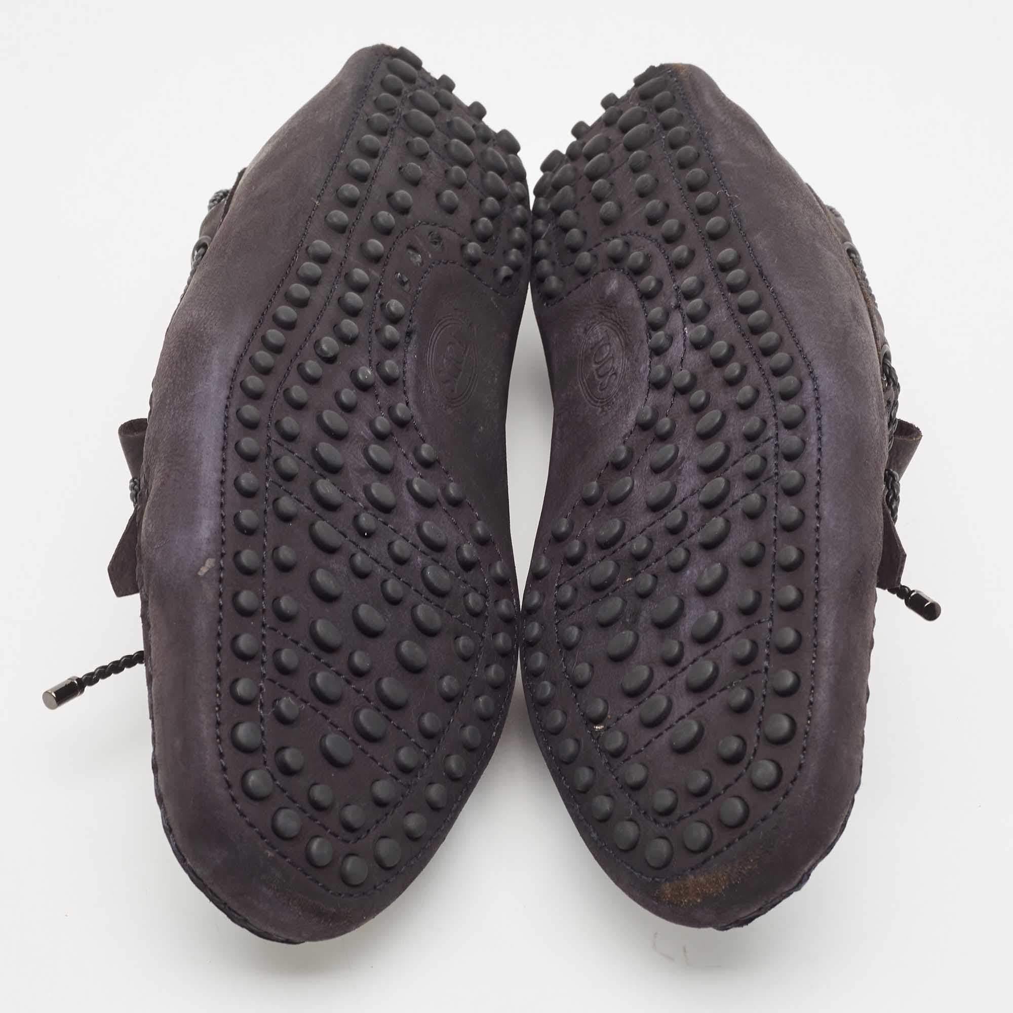 Tod's Gommino Slip On loafers en cuir nubuck noir Taille 43 en vente 1