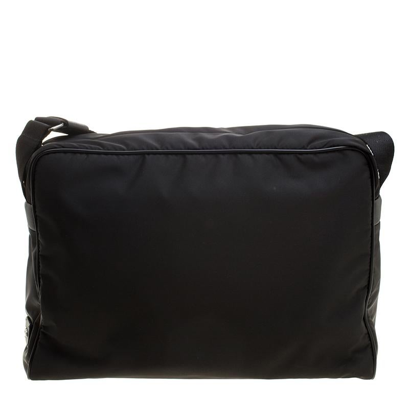 Perfect for your fashion game, this Pillow Tex messenger bag from Prada comes filled with excellent style and craftsmanship. The bag has been crafted from nylon and designed with a shoulder strap and a top zipper which secure nylon interior sized to